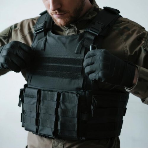 soldado militar ajustando armadura corporal ve...(1)