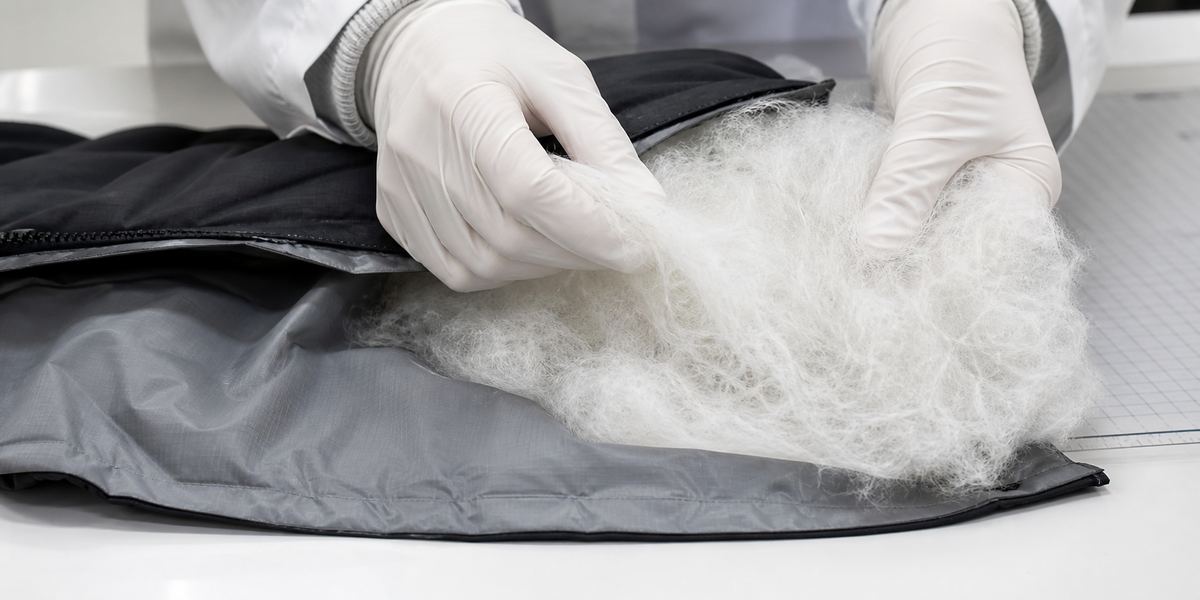 Un rembourrage léger en fibres d'aérogel est disposé à l'intérieur d'un panneau de veste d'hiver.