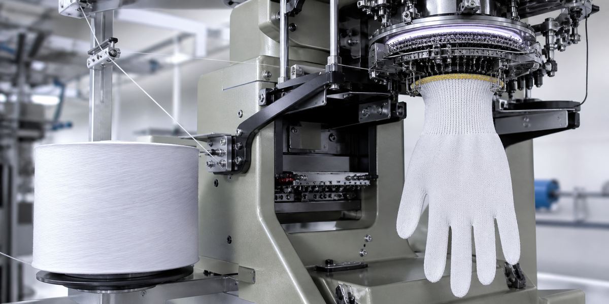 UHMWPE technical yarn feeding into a seamless glove knitting machine